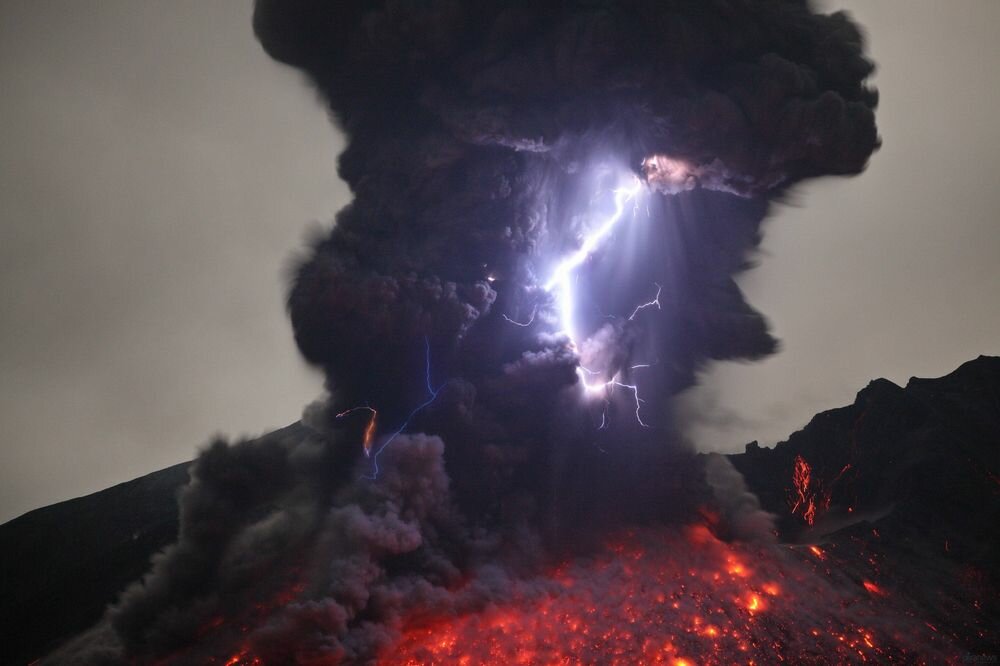 Volcanic lightning 1